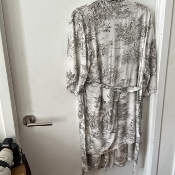 Nothing fits But VEGAN SILK ROBE & PANTS SET - Picture 8 of 8